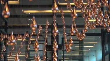 CHANGI HAVAALANI, ŞARKI - 27 Mart 2019: Changi havaalanı kalkış ve salonundaki Kinetik yağmur heykeli. Kinetik yağmur kurulumu, yenilenmiş çıkış kayıt salonunun simgesidir