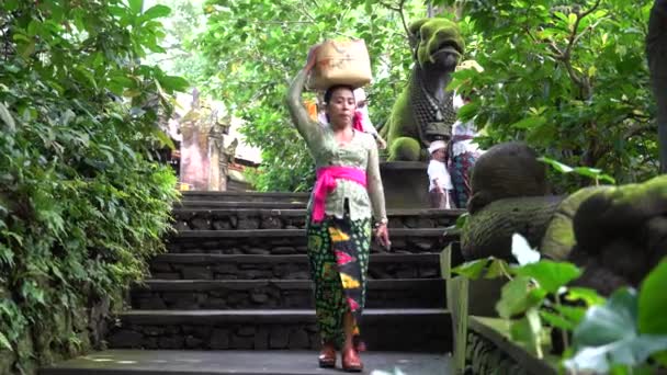 Ubud Bali Indonesia April 2019 Ongeïdentificeerd Indonesisch Volk Heilige Tempel — Stockvideo