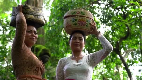 Ubud Bali Indonesia Abril 2019 Mujeres Indonesias Identificadas Templo Sagrado — Vídeo de stock