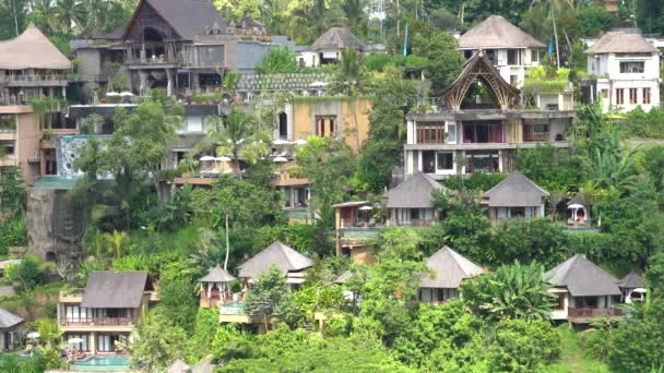 インドネシア 2019年3月2日 ジャングル 熱帯雨林と山 ウブド インドネシアでパノラマビューを持つ伝統的なバリの家 撮影を確立 — ストック動画