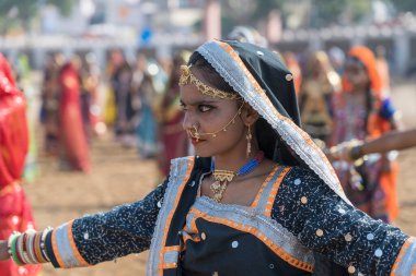 Pushkar, Hindistan - 16 Kasım 2018: Geleneksel Rajasthani kıyafeti giyen Hintli kızlar Pushkar, Rajasthan, Hindistan 'da Çöl Festivali' ne katıldılar