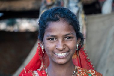 Pushkar, Hindistan - 17 Kasım 2018: Çölde Hintli genç kız Thar zamanında Pushkar Camel Mela kutsal şehir Pushkar, Rajasthan, Hindistan, yakın portre