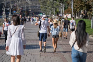 Kiev, Ukrayna - 15 Ağustos 2020: Khreschatyc caddesinde yürüyen insanlar. Khreshchatyk Ukrayna 'nın başkenti Kyiv' in ana caddesidir.
