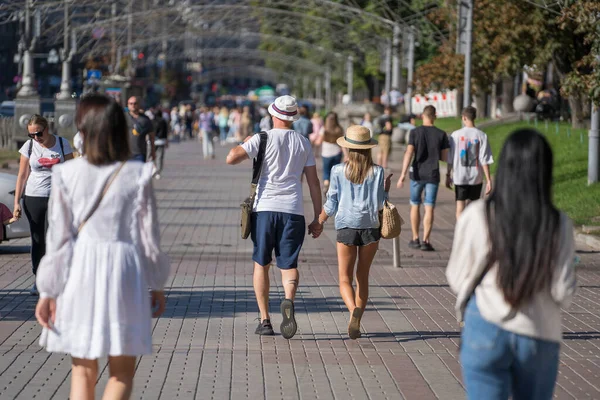 Kiev, Ukrayna - 15 Ağustos 2020: Khreschatyc caddesinde yürüyen insanlar. Khreshchatyk Ukrayna 'nın başkenti Kyiv' in ana caddesidir.