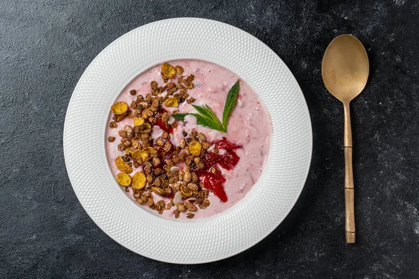 Weißer Teller Mit Roten Erdbeeren Müsli Und Naturjoghurt Auf Schwarzem — Stockfoto