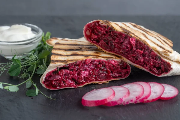 Vegan Burrito Sliced Raw Food Wrap Red Beetroot Feta Cheese — Stockfoto