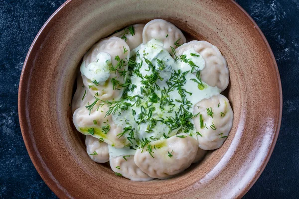 Patates Mantarla Doldurulmuş Iştah Açıcı Hamur Tatlısı Ekşi Krema Yeşil — Stok fotoğraf