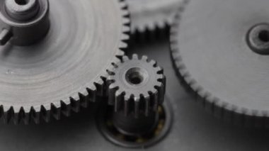 Vitesler mekanik bir cihazda dönüyor. Makine metal dişlileri soyut bir şekilde dönüyor. Çarklı tekerlek mekanizması, kapat, makro