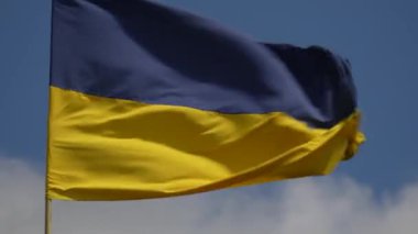 Rüzgarda dalgalanan Ukrayna bayrağı gökyüzü arka planında, yaklaş. Ukrayna ulusal rengi sarı ve mavi