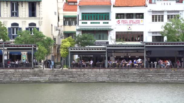 シンガポール市 シンガポール 2020年2月28日 クラークキー沿いのシンガポール川の近くのリバーサイドバーやレストラン 植民地時代は商業の中心地だった — ストック動画