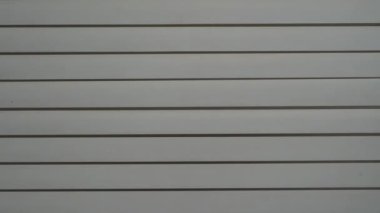 Pencereye elleriyle panjur iten genç bir kızın ön portresini kapat. Geceleri korkusuzca dışarı bakıyorum.