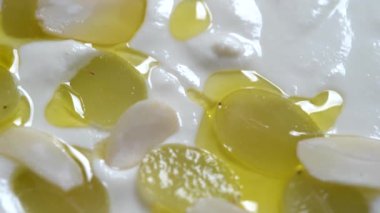 Geleneksel İspanyol yemeği, soğuk çorba jo blanco ya da sarımsak, badem, beyaz şarap sirkesi, zeytinyağı ve yeşil üzümler kaşıkla bir kasede, kapat, döndür