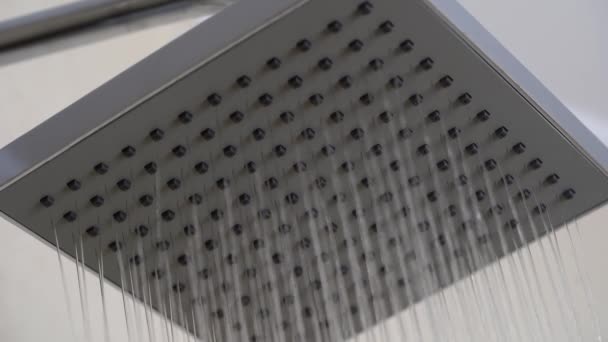 Water Loopt Van Douchekop Badkamer Met Beige Tegels Achtergrond Eenvoudig — Stockvideo