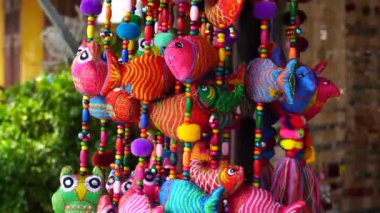 Hoi An, Vietnam 'daki yerel bir markette satılık renkli el yapımı eşyalar.