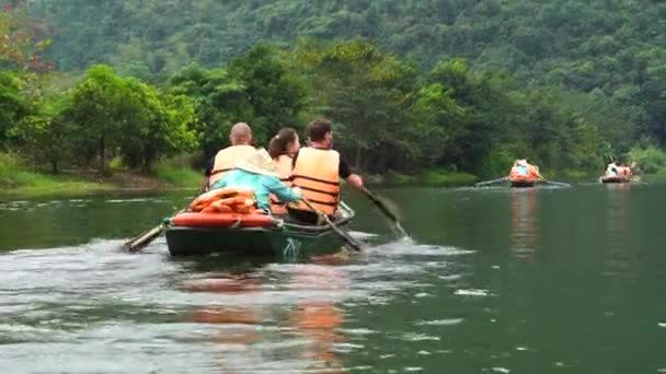 Ninh Binh Βιετνάμ Μάρτιος 2020 Ταξίδι Τουριστικό Σκάφος Στον Ποταμό — Αρχείο Βίντεο