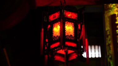 Çin kırmızı feneri Vietnam 'ın Danang kenti yakınlarındaki bir Budist tapınağında döner. Kapat.