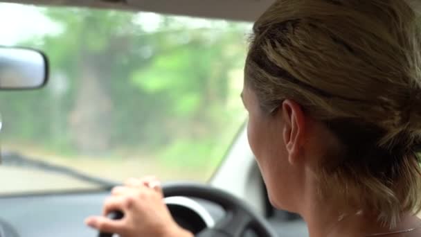 Młoda Kobieta Prowadzi Samochód Podczas Deszczu Zamknij Się Wyspa Zanzibar — Wideo stockowe
