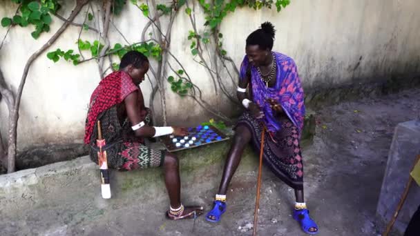 Zanzibar Tanzânia Dezembro 2019 Homens Masai Africanos Jogando Damas Tabuleiro — Vídeo de Stock