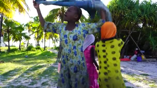 Zanzibar Tanzania November 2019 Afrikaanse Kinderen Dansen Voor Toeristen Bedelen — Stockvideo