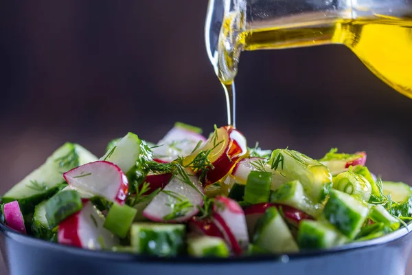 Nalít Olivový Olej Čerstvý Zeleninový Salát Zblízka Lahodný Zeleninový Dietní — Stock fotografie