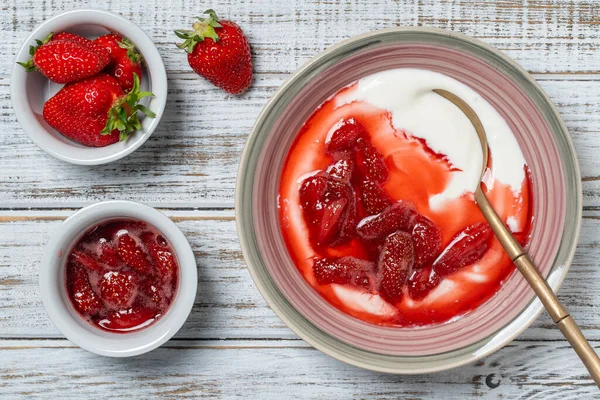 Tallrik Med Röda Jordgubbar Och Naturlig Yoghurt Ett Träbord Närbild Stockbild