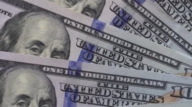 Rotasyon kağıdı parası. Kapatın. Paralı arka plan Amerikan 100 dolarlık banknotlar dönüyor
