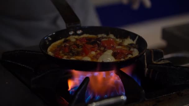 厨师把煎蛋卷与鸡蛋 香肠和蔬菜一起放在油锅里烧 在厨房里煮鸡蛋和蔬菜 — 图库视频影像
