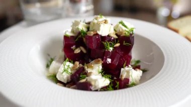Pancar köklü sağlıklı salata, beyaz tabakta beyaz peynir ve ayçiçeği tohumları, kapatın, döndürür