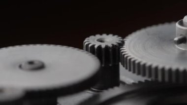Vitesler mekanik bir cihazda dönüyor. Makine metal dişlileri soyut bir şekilde dönüyor. Çarklı tekerlek mekanizması, kapat, makro