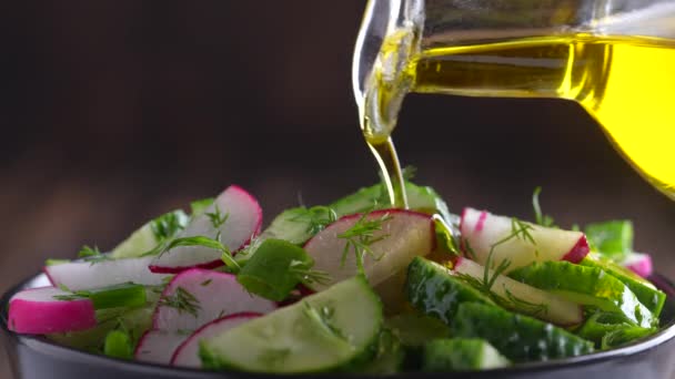 Despeje Azeite Salada Saudável Legumes Frescos Perto Deliciosa Salada Dieta — Vídeo de Stock