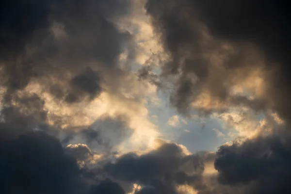 Abend Ziehen Dunkelgraue Wolken Über Den Himmel Geschwollene Flauschige Graue — Stockfoto