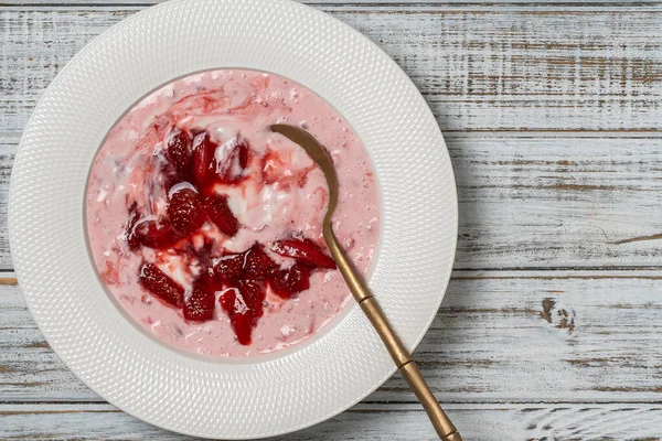 Weißer Teller Mit Roten Erdbeeren Und Naturjoghurt Auf Einem Holztisch — Stockfoto