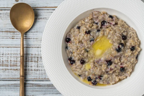 Gachas Avena Llana Con Arándanos Mantequilla Miel Plato Blanco Sobre — Foto de Stock