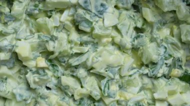 Sağlıklı yeşil pırasa salatası, haşlanmış yumurta, salatalık ve ekşi krema kasede, yakın plan, üst manzara. Haşlanmış yumurtalı yabani sarımsak ya da Ramson salatası.