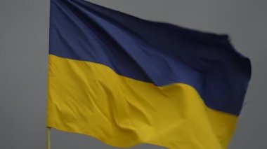 Rüzgarda dalgalanan Ukrayna bayrağı gökyüzü arka planında, yaklaş. Ukrayna ulusal rengi sarı ve mavi