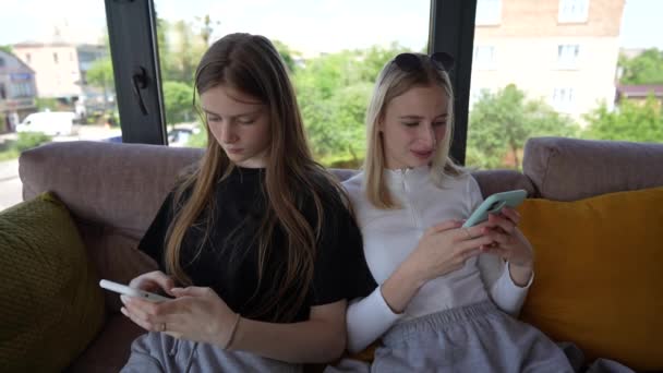 Avslappnade Två Unga Flickor Med Hjälp Smartphone Surfa Sociala Medier — Stockvideo