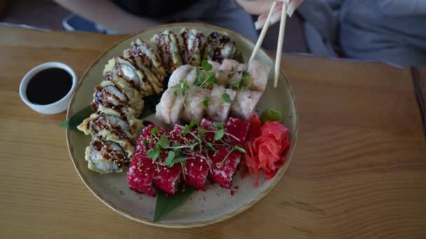 Γυναικείο Χέρι Κινέζικα Chopsticks Παίρνει Σούσι Για Βουτήξει Σάλτσα Σόγιας — Αρχείο Βίντεο