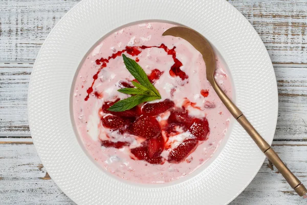 Piatto Bianco Con Fragole Rosse Yogurt Naturale Tavolo Legno Primo — Foto Stock