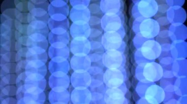 Parlayan ışıkları olan bulanık renkli bir çelenk. Noel, yeni yıl, doğum günü ve düğün konsepti. Bulanık arkaplan, parlak renkli ampuller, ışıklar, çiçeklerin ışığı.