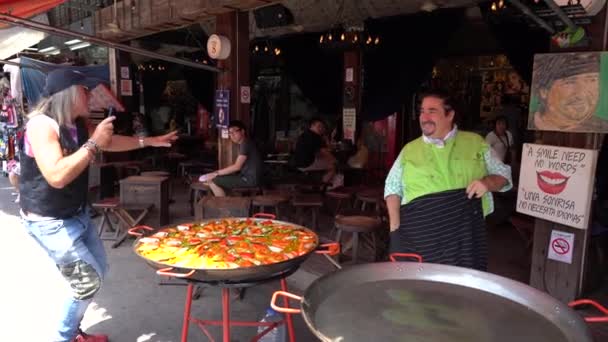 Bangkok Tailandia Mayo 2019 Chef Español Muestra Trucos Invita Turistas — Vídeos de Stock