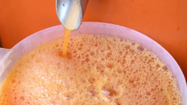 Göra Färsk Juice Apelsiner Juicer Gatumarknaden Bangkok Thailand Närbild — Stockvideo