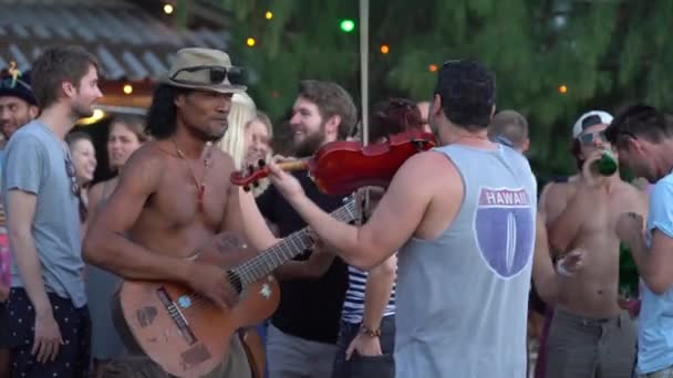 Koh Phangan Thailand Januari 2019 Straatmuzikanten Spelen Muziekinstrumenten Voor Toeristen — Stockvideo