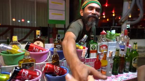 2018年12月25日 タイの売り手は タイのパンガン島のフルムーンパーティーで砂のビーチで夜に観光客のためのアルコールを販売しています — ストック動画