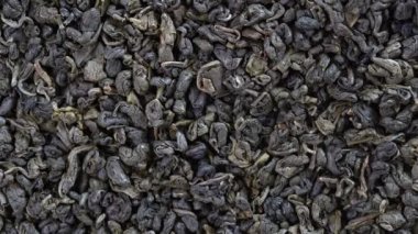 Yeşil çay yaprakları arka planda. Oolong çayı dönüşümlü. Soyut gıda dokuları. Yaklaş, üstten bak. Çin 'in en kaliteli çayı.