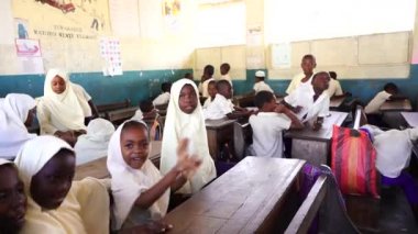 Zanzibar, Tanzanya - 29 Ekim 2019: Tanzanya 'nın Zanzibar adasındaki ders sırasında yerel bir okulda kimliği belirsiz Afrikalı kız ve erkek çocukları