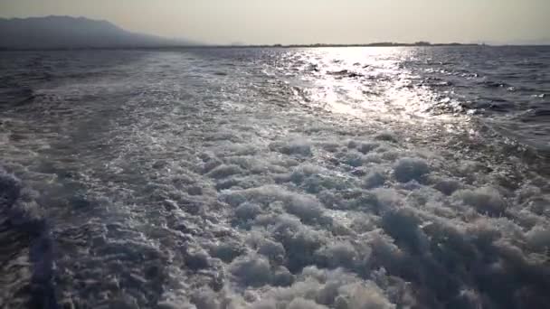蓝海海浪与快艇唤醒泡沫的螺旋桨洗净 在船的运动过程中 溅落了几滴海水 旅行和自然的概念 慢动作 — 图库视频影像