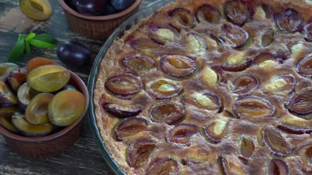 Домашній Органічний Сливовий Десерт Готовий Їжі Сливовий Пиріг Старому Дерев — стокове відео
