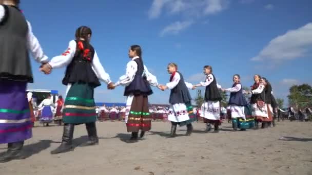 2019年9月22日 身着民族服装的乌克兰女孩和男孩参加了在乌克兰乌里韦塔市举行的科罗达族生态节 — 图库视频影像