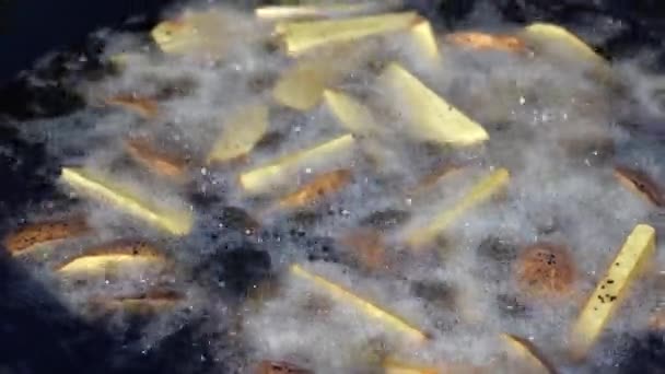 把土豆放在大锅里烤 节日期间美味的食物 壁炉边的厨房 幼小的土豆在油炸 街头食品 乌克兰 — 图库视频影像