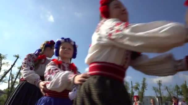 Slavuta Ucrania Septiembre 2019 Muchachas Niños Ucranianos Con Disfraces Nacionales — Vídeos de Stock